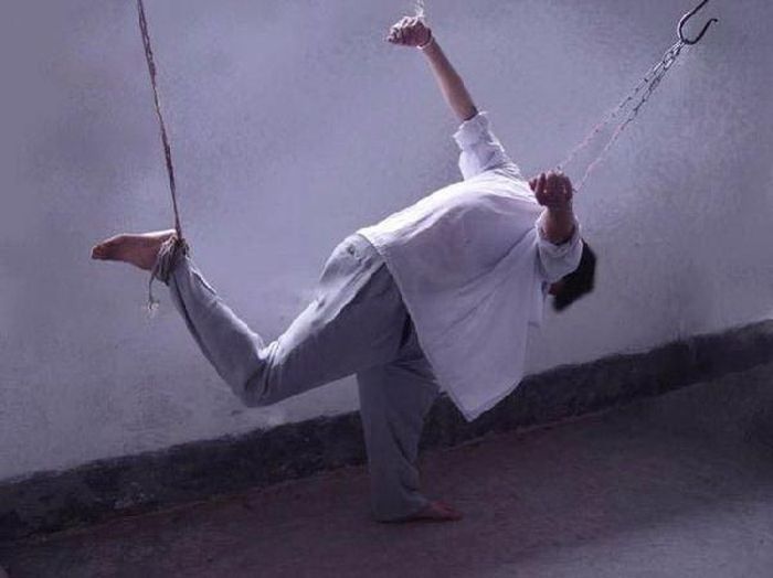 Пытки в китайских тюрьмах (10 фото)
