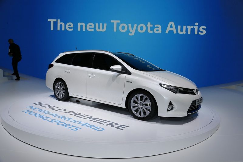 Toyota Auris Touring Sports - новый японский гибрид (18 фото)