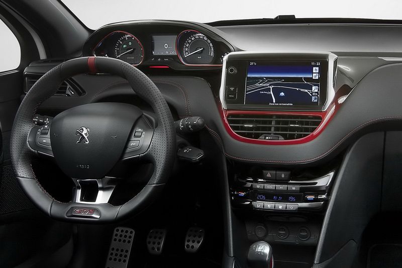 В Париже показали заряженный Peugeot 208 GTi (35 фото+2 видео)