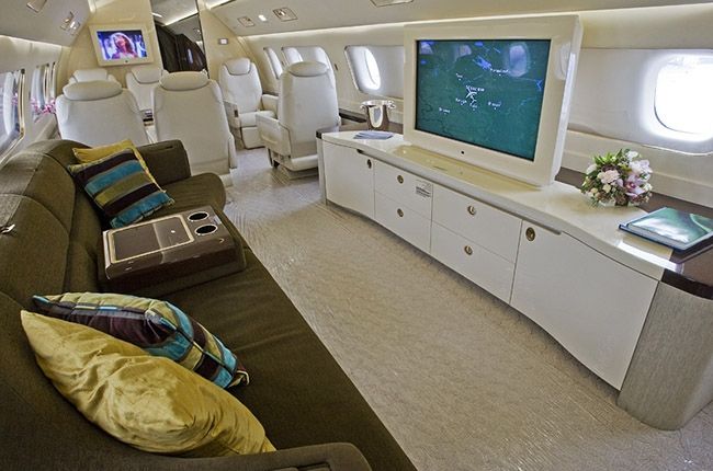 Салоны самолетов в которых летают богатые люди (26 фото)