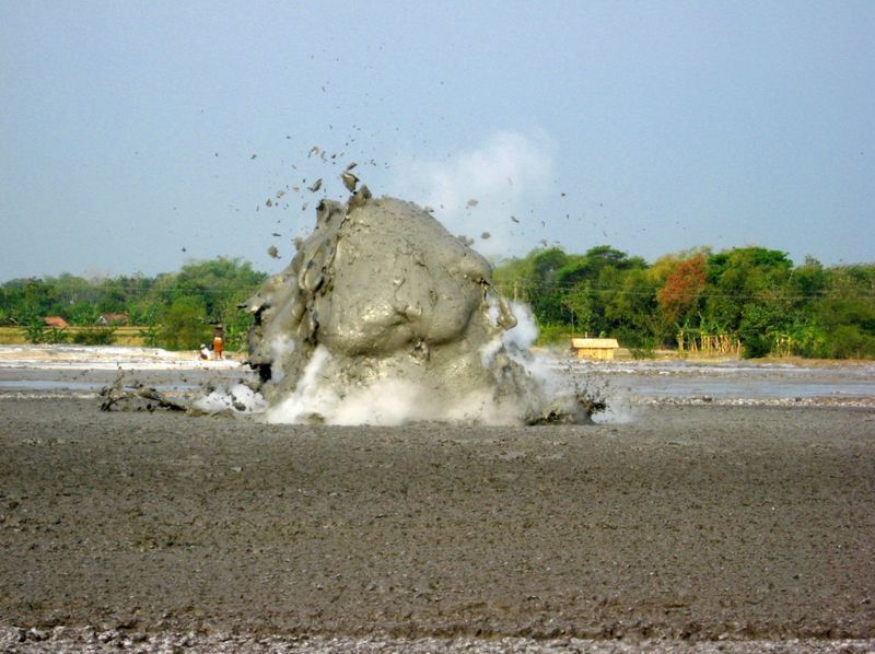 Bledug Kuwu (грязевой взрыв) (10 фото + 1 видео)