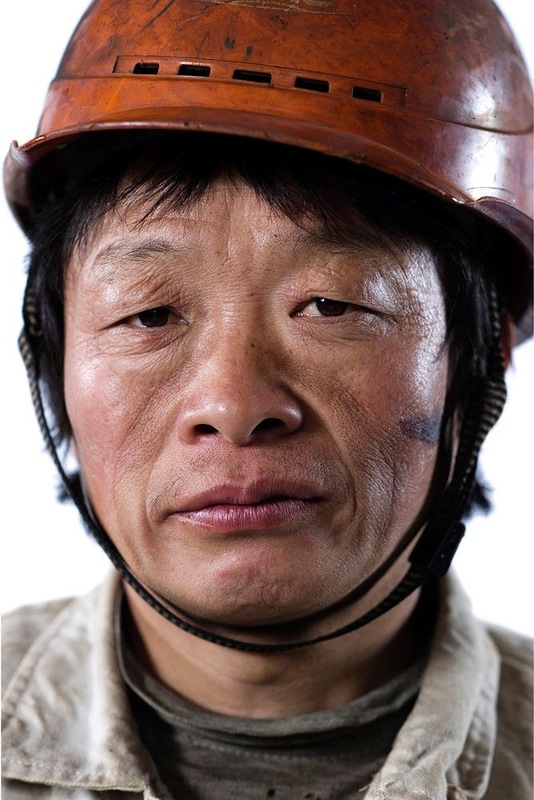 Лица работников, производящие китайские товары (18 фото)
