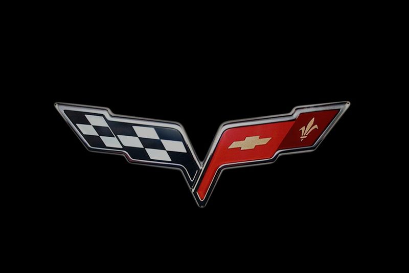  Компания Chevrolet обновила эмблему для Corvette (8 фото+видео)