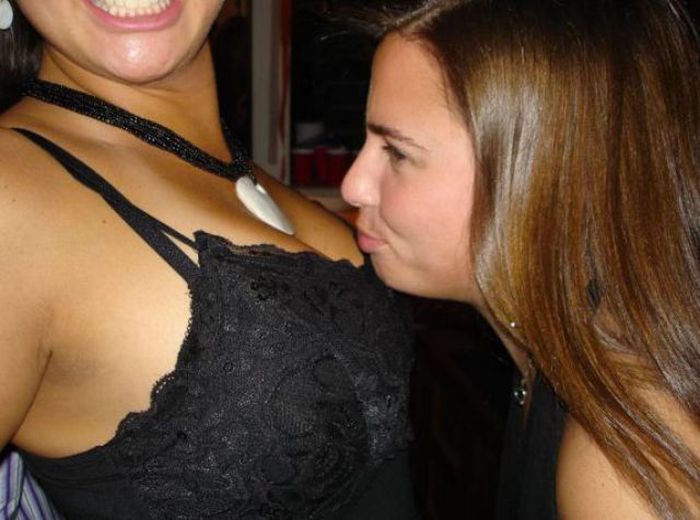 Девушки кусают друг друга за грудь (57 фото)