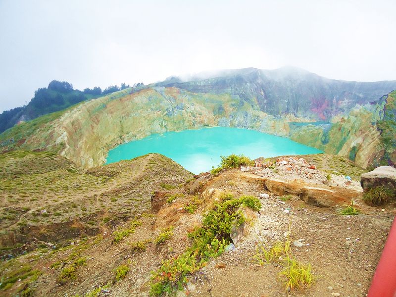 Индонезийские трехцветные озера (20 фото)