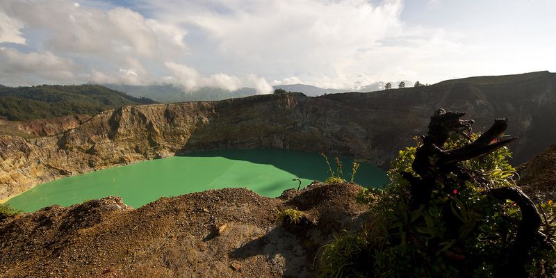 Индонезийские трехцветные озера (20 фото)