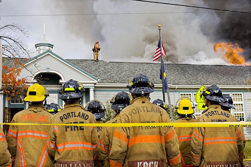 Пожарные тушат пожар в здании начальной школы Марисвиль в Портленде, штат Орегон.