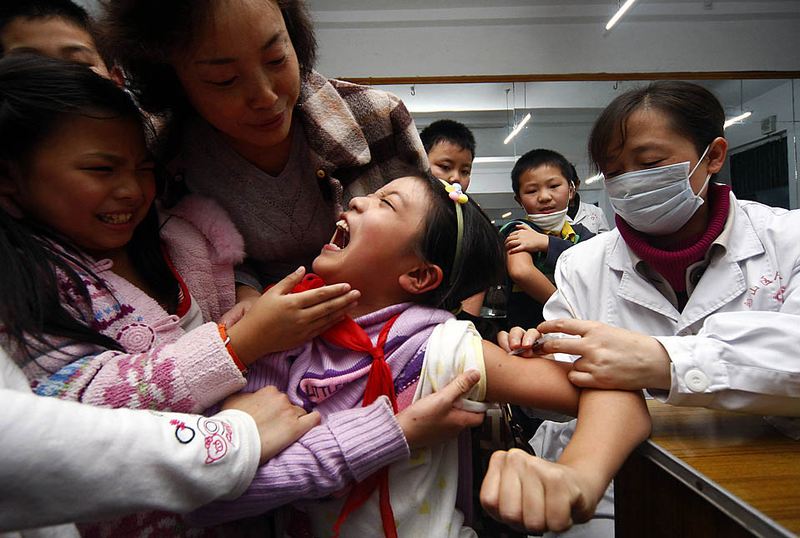 Школьнице делают инъекцию вакцины от гриппа H1N1 в больнице города Суйнин, Китай. Как сообщает Всемирная организация здравоохранения, сейчас в Китае и Японии люди все чаще заболевают свиным гриппом, после необычно раннего начала зимнего сезона гриппа в Европе, Центральной Азии и Северной Америке.