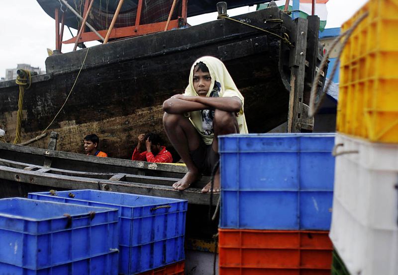 Мальчик на рыбацкой лодке в Мумбаи, во время приближения циклона Phyan к западному побережью Индии. Власти закрыли школы и офисы в ожидании стихии. Сотни рыбаков получили предупреждение о необходимости вернуться на берег, поскольку Phyan шел от Аравийского моря, почти 250 км к юго-западу от Мумбаи.