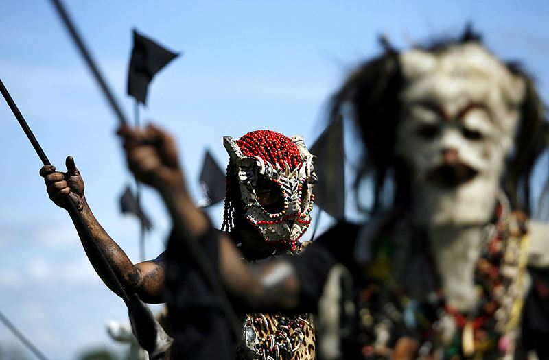 Артисты в костюмах индейцев приняли участие в традиционном фолк-фестивале в Сан-Мартин, Колумбия. Ежегодный фестиваль служит напоминанием о борьбе индейцев за свободу против испанского колониализма.