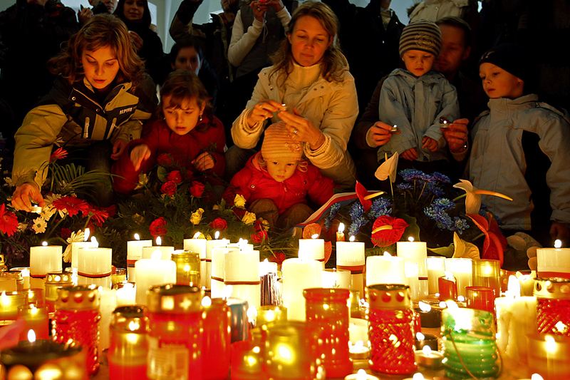 Люди зажигают свечи у памятника жертвам Бархатной революции в Праге. Тысячи людей планировали возродить студенческий протест, который привел к свержению коммунистического правительства бывшей Чехословакии.