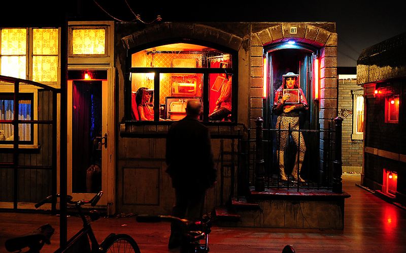 Мужчина смотрит выставку американских художников Эдда Кинхольца и Нэнси Редин Кинхольц под названием «Канал шлюх» в Национальной галерее в центральном Лондоне. Инсталляция представляет собой воспроизведение Квартала красных фонарей Амстердама.