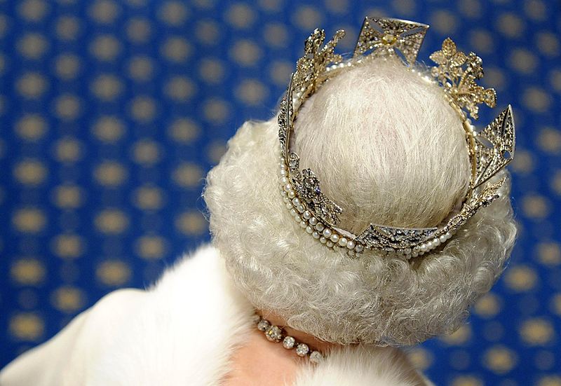 Королева Елизавета II в бриллиантовой Короне Британской империи идет, чтобы объявить планы правительства на следующую парламентскую сессию