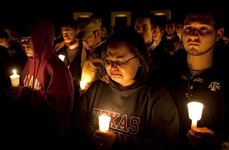 Более 3 тысяч человек собрались на ночное бдение, чтобы вспомнить о 12-ти жертвах обрушения праздничного костра, которое произошло 10-лет назад в университете «Texas A&M University» в городке Колледж-Стейшн, Техас. Люди со свечами собрались ночью на месте несчастного случая, который произошел 18 ноября 1999.