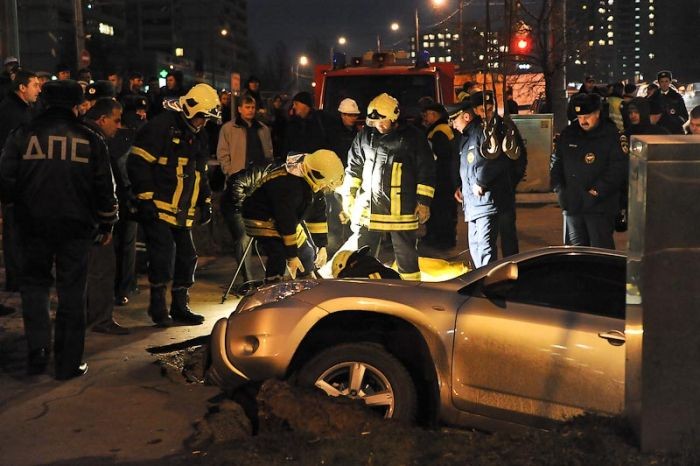 На западе Москвы под землю провалились два автомобиля (22 фото)