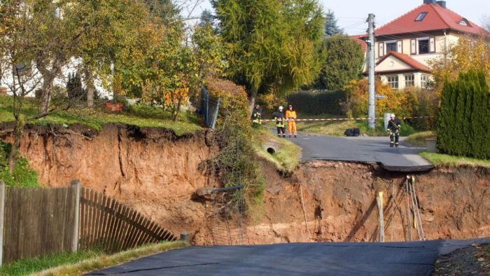 В Германии в центре города Шмалькальден провалилась земля (12 фото)