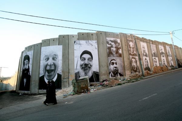“Уличное искусство – «Лицом к лицу» на Разделительной стене – стене безопасности, Иерусалим. Март 2007 года  
