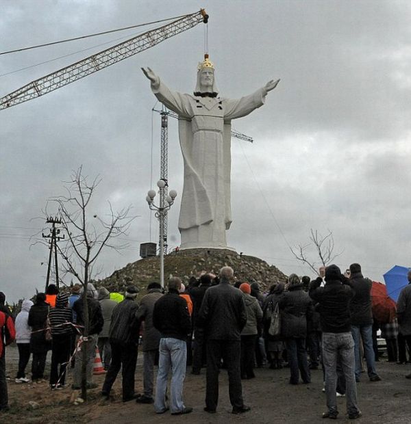 Самая высокая статуя Иисуса в Польше (12 фото)