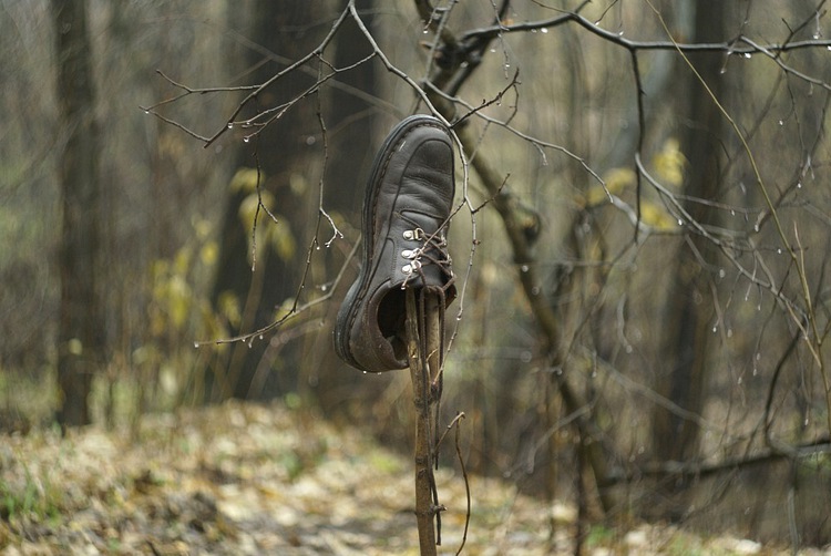 По периметру лагеря натыканы шесты с туфлями, так здесь освежают и проветривают обувь, меняют ее раз в неделю. У каждого жителя по три пары