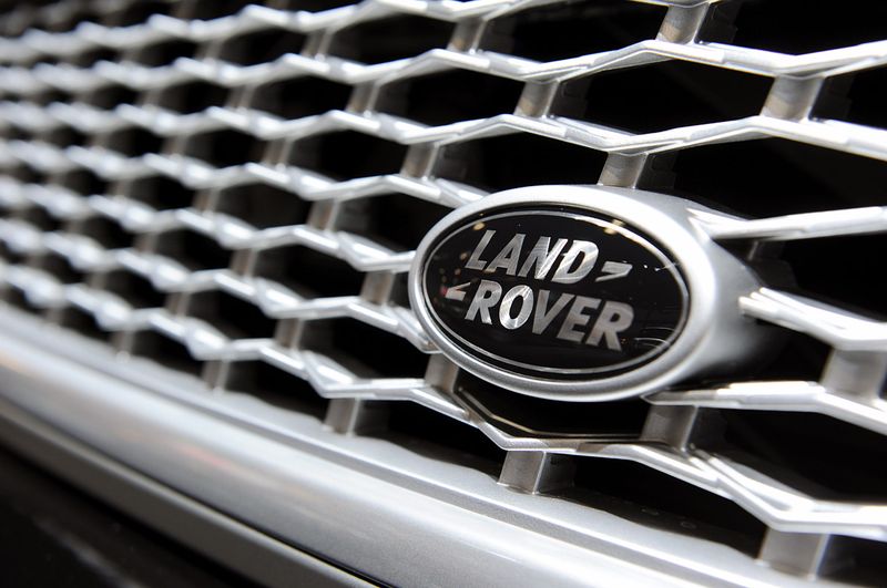 Land Rover объявила о выпуске миллионного внедорожника Range Rover (22 фото)