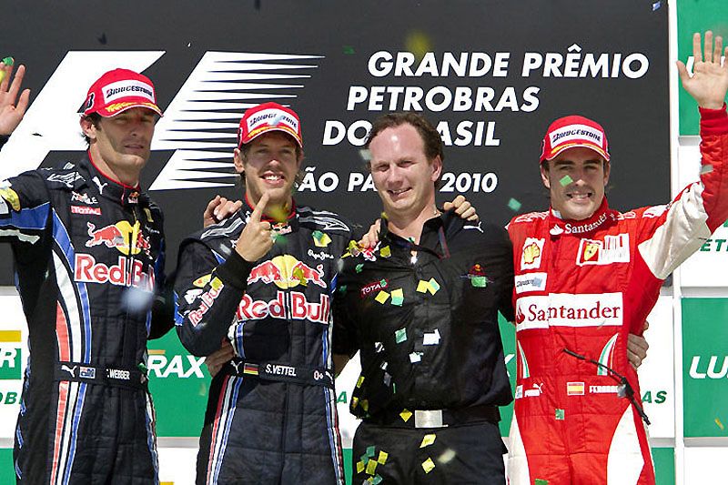 Босс команды «Red Bull» Кристиан Хорнер празднует победу в кубке конструкторов вместе с пилотами.