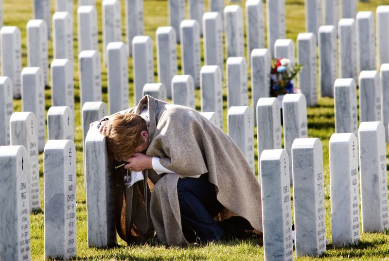 Дебора Барр у могилы своего брата Дэниела Дула, служившего в ВМФ США, на национальном кладбище Грейт Лэйкс в городе br Холли, штат Мичиган, 11 ноября.