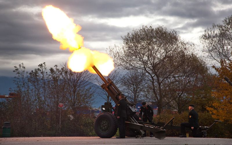Члены 15-ого королевского канадского артиллерийского отряда стреляют из пушек в День Памяти в Ванкувере.