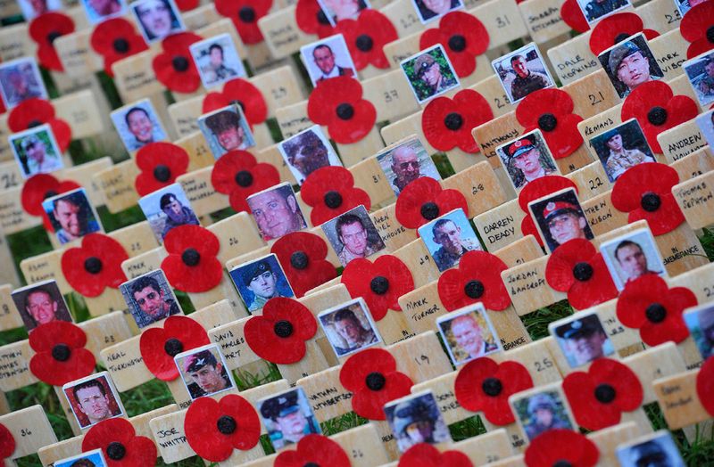 Фотографии солдат, погибших во время службы в Афганистане, на лондонском Поле Памяти.