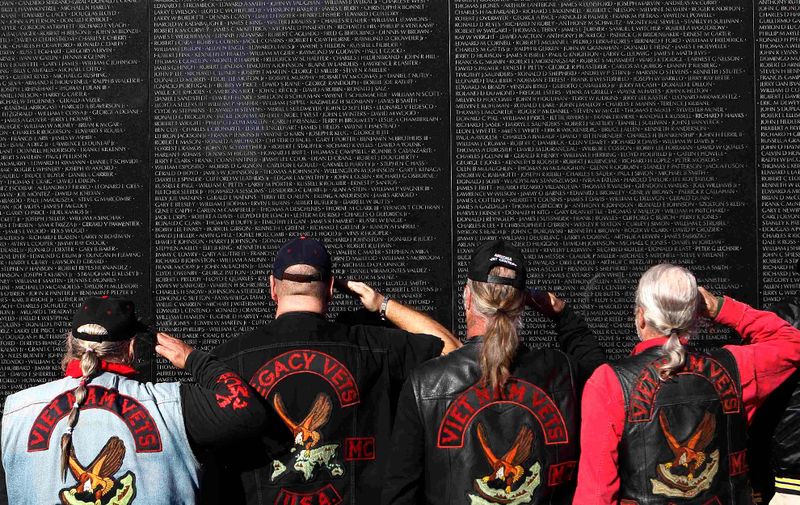 Ветераны у мемориала в память о жертвах Вьетнамской войны в Вашингтоне. Слева направо: br Эд Булл, Крис Буонконсиглио, Рон Симонс и Лари Александр.