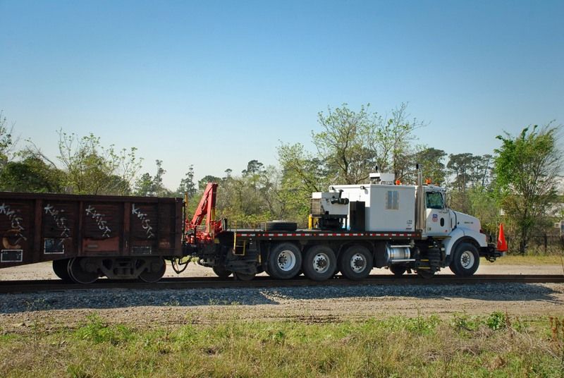 На хозяйственных работах используют вот такие грузовики, они способны таскать до 10 груженных щебнем хопперов. На хопперах 