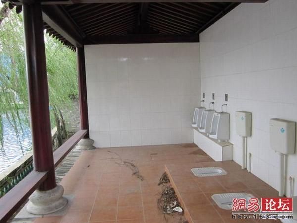 Туалет в Китае (3 фото)