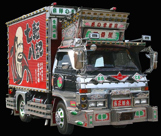 Декотора – это хобби и стиль жизни особой касты водителей грузовиков. Прямо по улицам городов и по трассам разъезжают красочно разрисованные грузовики со всевозможными подсветками, необычными декоративными деталями.