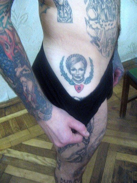 Тимошенко появилась на теле заключенного (2 фото)