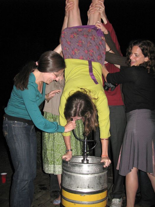Как заграничные девушки пьют пиво (91 фото)