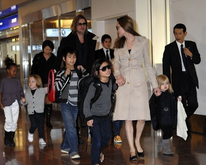Анджелина Джоли и Бред Питт с детьми в аэропорту Токио (6 Фото)