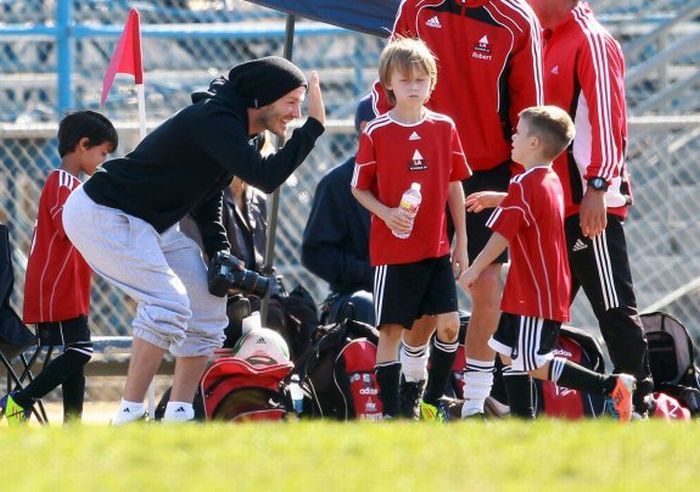 Девид Бекхэм с детьми играет в футбол (6 Фото)