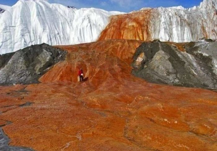 В Антарктиде есть Кровавый водопад (5 фото)