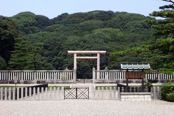 Самая большая гробница в мире. Япония. (5 фото)