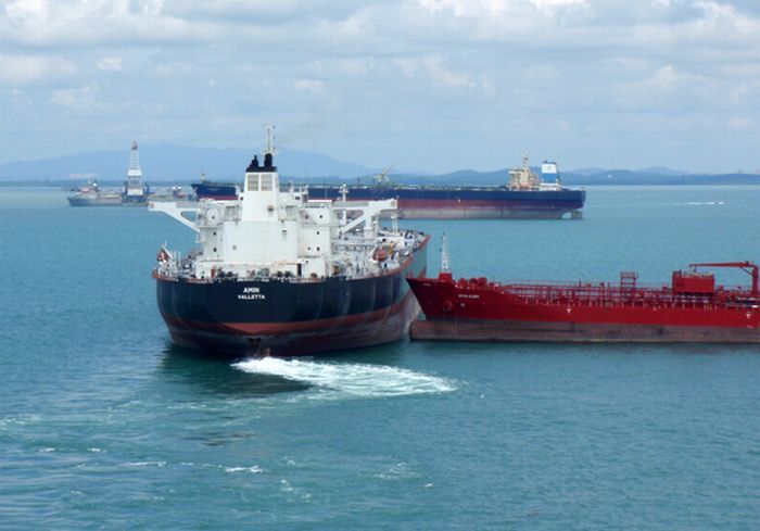 В Сингапуре два танкера разошлись буквально в сантиметрах (4 фото)
