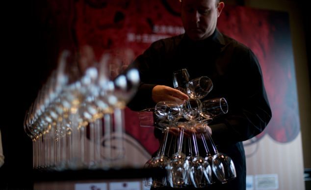 Учимся удерживать бокалы у мирового эксперта по винам (6 фото)
