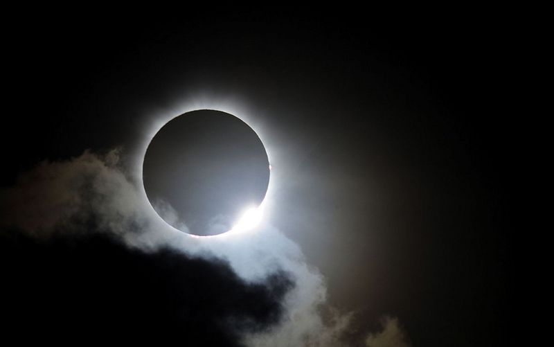 Полное Солнечное затмение над Австралией (10 фото)