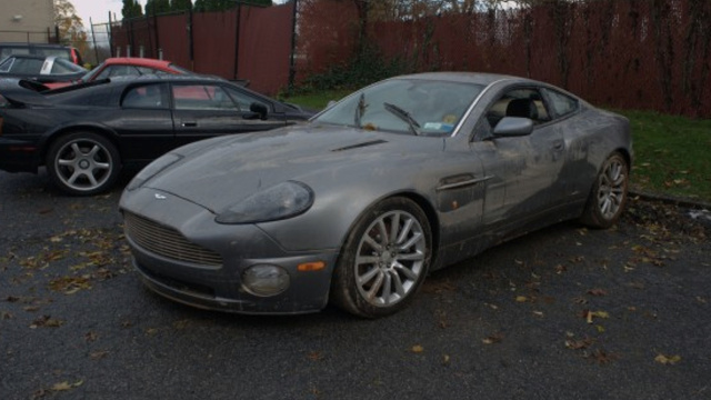 Как выглядят два Aston Martin после урагана Сэнди (4 фото))