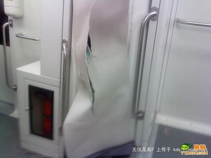 Поезда столкнулись в шанхайском метро (17 фото)