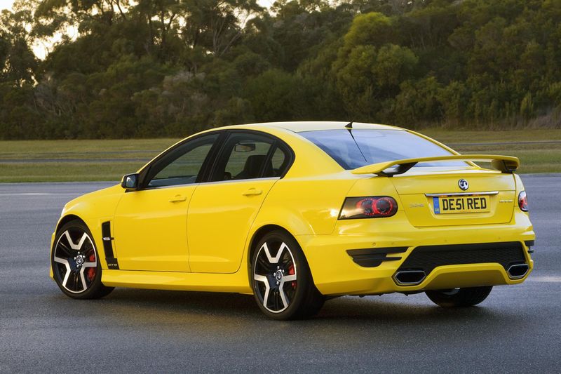 Однако, что примечательно, Vauxhall VXR8 уживается вместе с «заряженным» седаном Insignia VXR, схожим <br> по размерам, и ничего. Дело в том, что VXR8, в отличие от «Инсигнии», – заднеприводный спорткар. Ныне <br> дебютировала обновленная версия, которая выпускается в Австралии под именем HSV (Holden Special <br> Vehicles) E3 и импортируется в Соединенное королевство с 2007 года. Однако раньше в Великобританию <br> поставляли VXR8 на базе комплектации HSV E3 ClubSport R8, а теперь помолодевший седан базируется на <br> исполнении HSV E3 GTS.<br> <br> Отсюда и изменения во внешности – новый передок со светодиодными фарами в измененном бампере и <br> огромной фальшрадиаторной решеткой, вентиляционные прорези на капоте и воздухоотводы в передних <br> крыльях, светодиодные фонари, два разведенных патрубка выхлопной системы, спойлер, иной задний бампер <br> и прочие детали.<br> <br> Автомобиль, как и прежде, оснащается атмосферным 6,2-литровым бензиновым мотором LS3 V8 мощностью 431 <br> лошадиная сила (550 Нм) от Chevrolet Corvette, которого хватает, чтобы разогнать седан с 0 до 96 <br> километров в час за 4,9 секунды и до максимальной скорости в 250 километров в час, ограниченной <br> электроникой. Геометрия подвесок типа МакФерсон спереди и многорычажной сзади не изменилась, однако <br> Vauxhall VXR8 получил амортизаторы Magnetic Ride Control, которые тысячу раз в секунду собирают данные <br> о состоянии рельефа дорожного полотна и адаптируются к его изменениям. Впрочем, такая система давно <br> есть на Opel, Cadillac и других брендах концерна General Motors.<br> <br> Еще одна новинка по части техники – система Launch Control, подобная той, что устанавливается на Audi <br> R8 и другие спорткары. Отключая систему стабилизации, автомобиль может выиграть до одной десятой <br> секунды в разгоне с места.<br> <br> В салоне теперь может быть только кожа, спортивные сиденья с 8-позиционной регулировкой, появилась <br> новая приборная панель, в стандартную комплектацию вошли интерфейсы AUX/USB/iPod и протокол Bluetooth, <br> а также сенсорный экран. За допплату можно заказать систему EDI (Enhanced Driver Interface), <br> показывающей через 5-дюймовый монитор состояние автомобиля, время круга и прочие гоночные параметры.<br> <br> Сами британцы видят среди конкурентов такие автомобили, как Audi RS6, Jaguar XFR, Mercedes E63 AMG и <br> C63 AMG, а также BMW M3. Проверить, на сколько английские фанаты заднеприводных спорткаров расположены <br> к новой модели Vauxhall намереваются в марте 2011 года, когда VXR8 поступит в продажу по цене от 49,5 <br> тысячи фунтов-стерлингов (около 58,5 тысячи евро).
