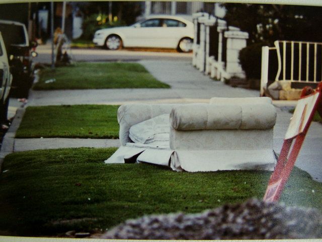 Выброшенные диваны Лос-Анжелеса (31 фото)