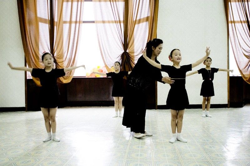 14. Юные балерины в школе балета в Пхеньяне. Эти дети очень хотят выступлений и возможности хоть раз посетить другие города и страны. (Lars Bech)