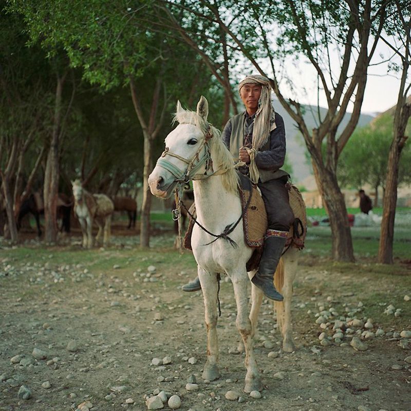 1. Киргизский пастух собирается проверить свое стадо. Его козы и овцы находятся за пределами деревни Газ Хан. Киргизы, живущие на больших высотах в Памире, оставляют свои дома только на время весенних и летних месяцев.