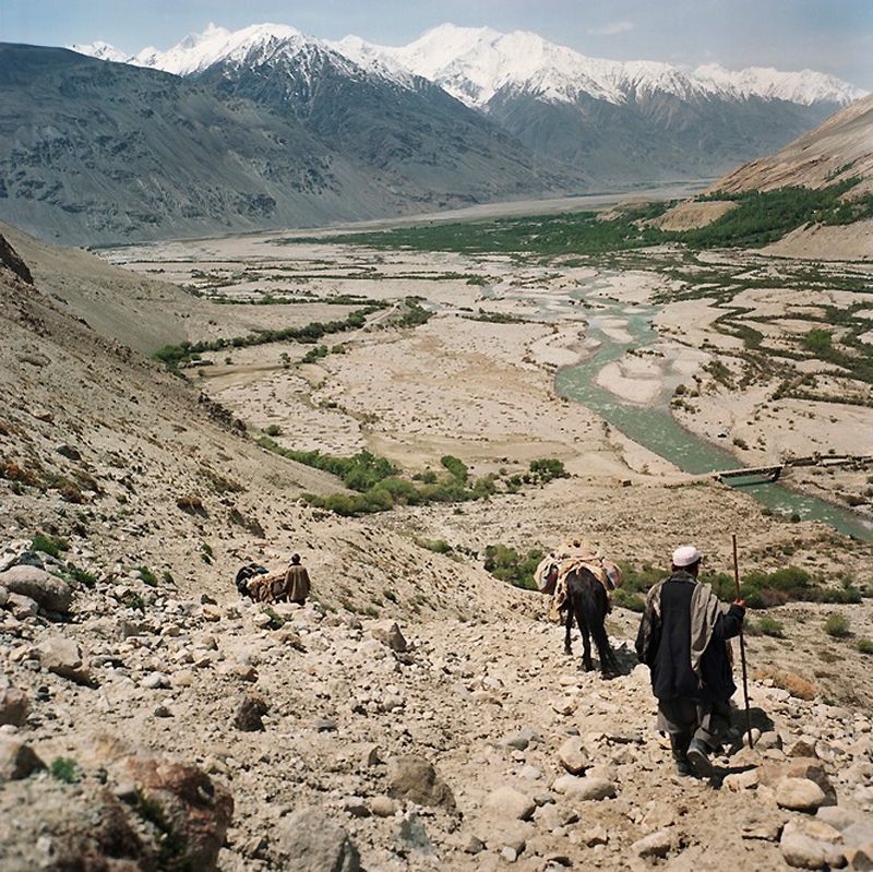 4. Ваханцы идут к подножию гор Большого Памира. Через Ваханский коридор они возвращаются в свою деревню, расположенную в афганской провинции Бадахшан. В Ваханском коридоре находятся самые высокие Памирские горы. 