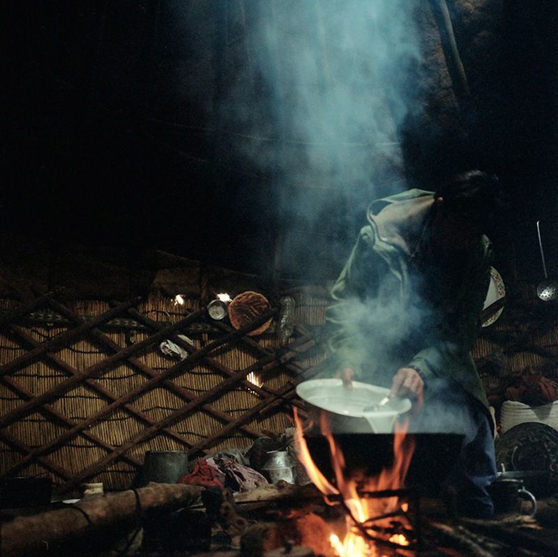 9. Пастух готовит пищу в своей юрте. 