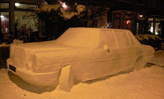 Снежные скульптуры автомобилей (4 фото)